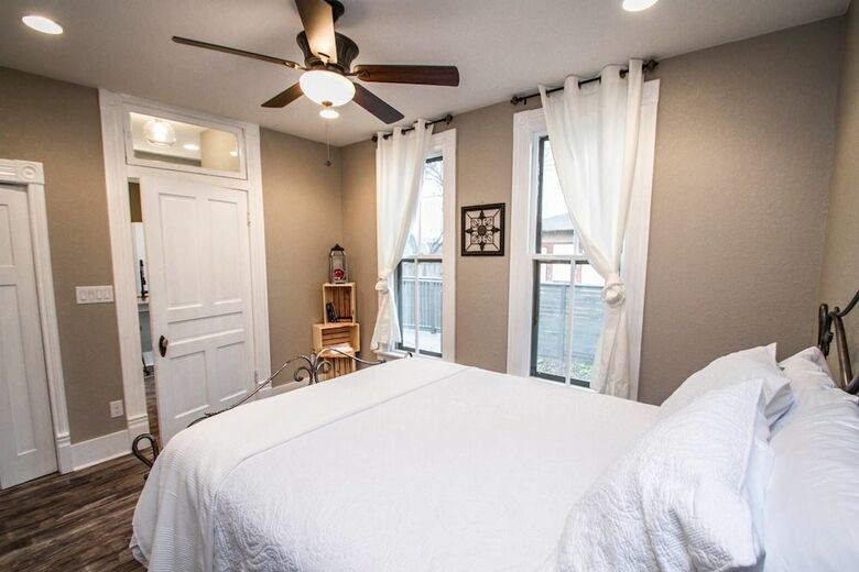 Wyoming St Restored Historic 2br/1ba Downtown