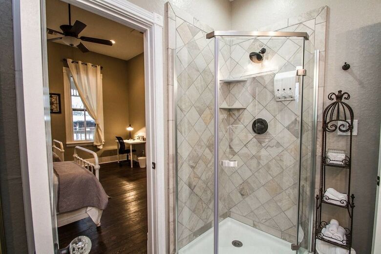 Wyoming St Restored Historic 2br/1ba Downtown