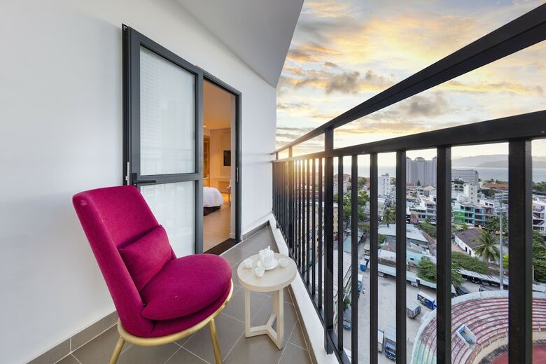 Dqua Hotel And Apartment