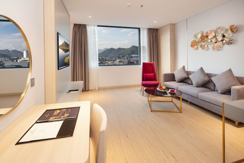 Dqua Hotel And Apartment