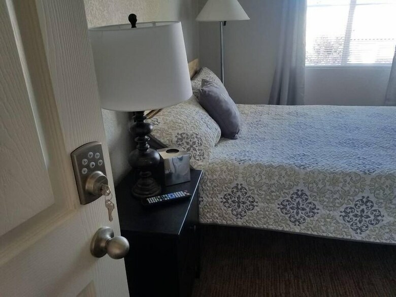 Hotel Advantage Court