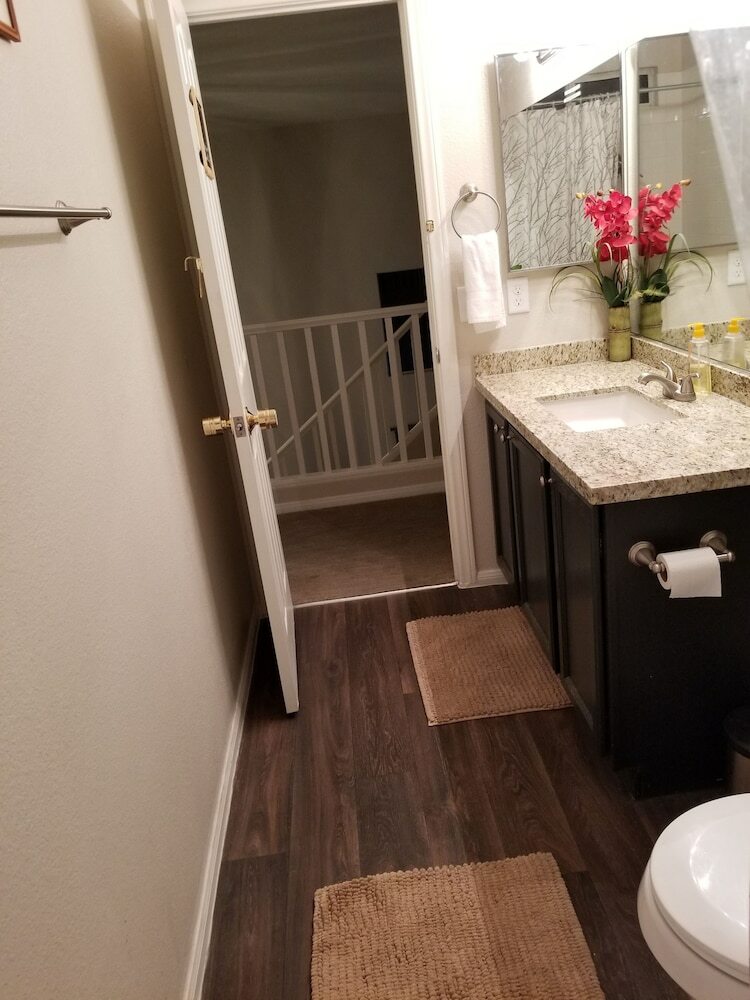 Hotel Advantage Court