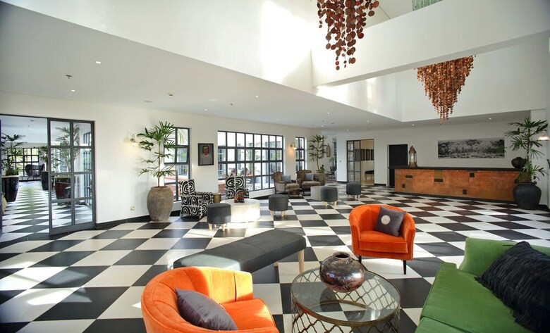 Hotel Latitude 0 Degrees