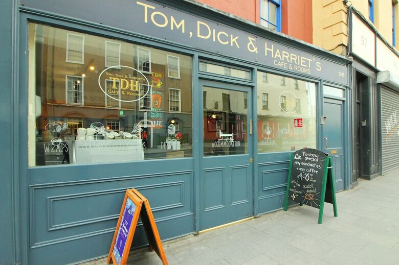 Hotel Tom Dick And Harriet's