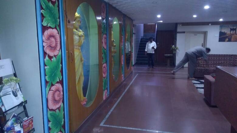 Hotel Iroomz Sapthagiri Balla