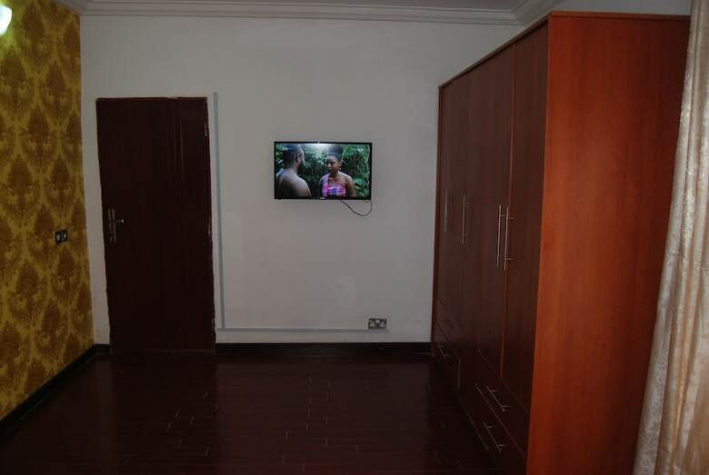 Kings Court Apartment