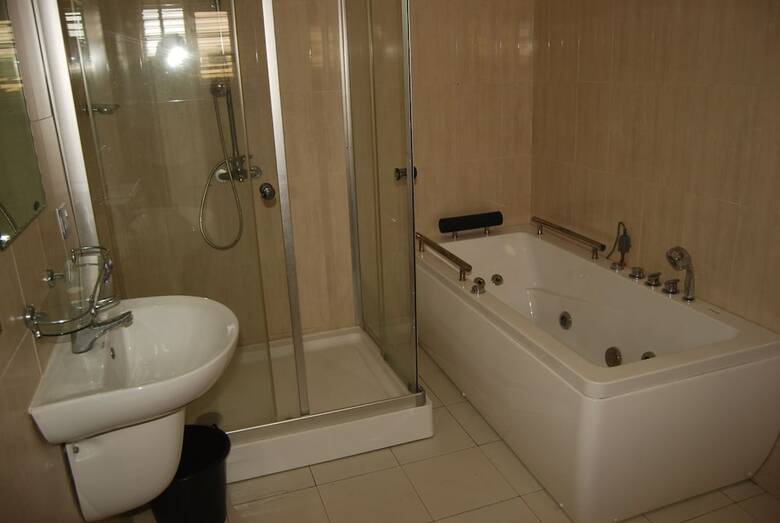 Kings Court Apartment