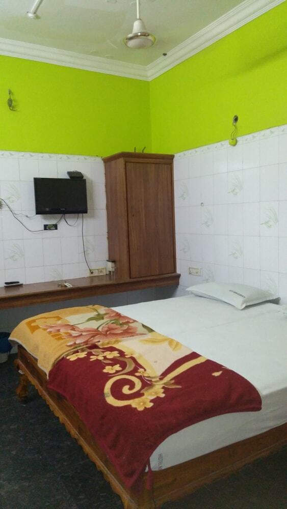 Hotel Iroomz Nama Residency