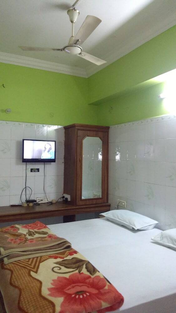 Hotel Iroomz Nama Residency