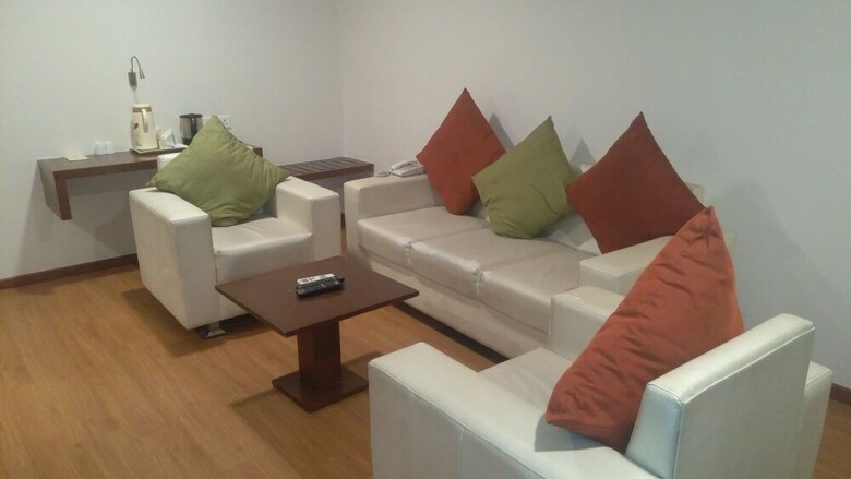 Hotel Iroomz Sasya Pride