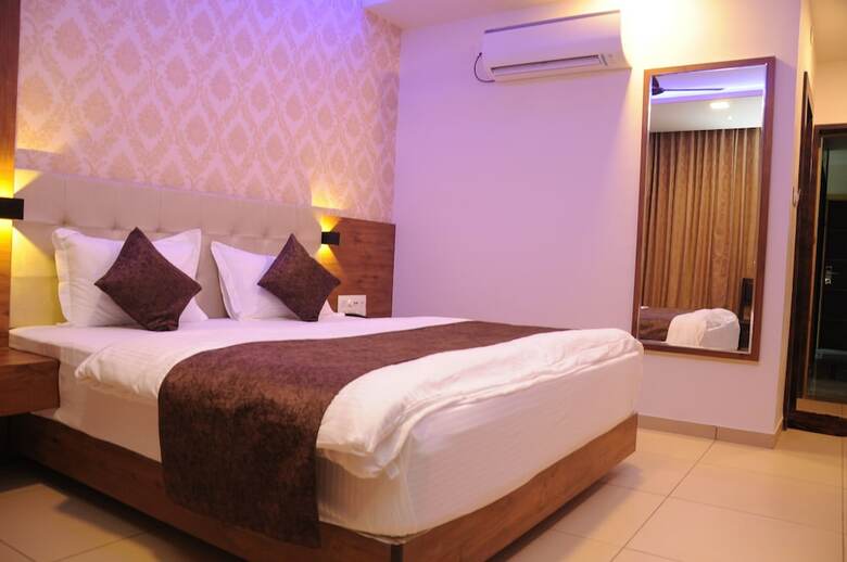 Hotel Devkinandan