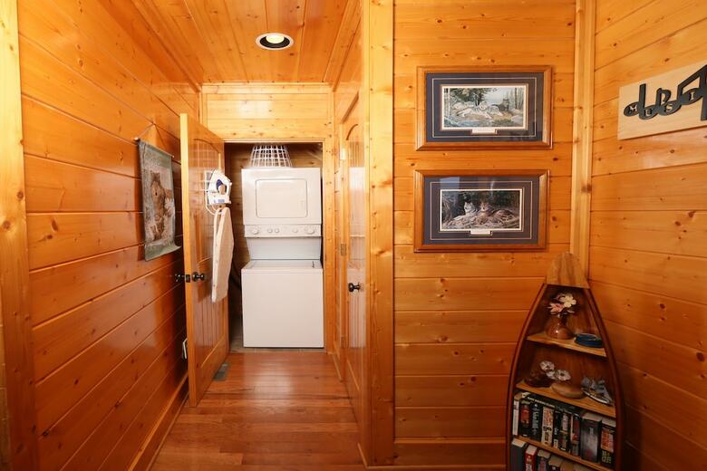 Howling Wolf - One Bedroom Cabin