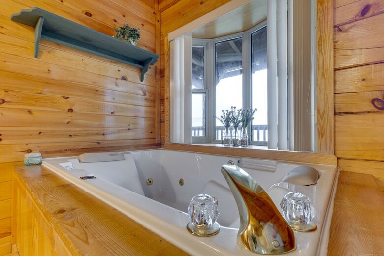 Kickin Back Jack - Three Bedroom Cabin