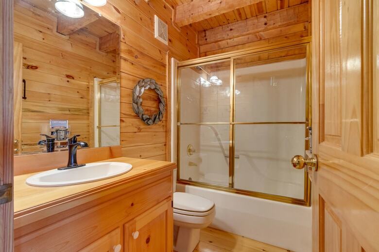 Kickin Back Jack - Three Bedroom Cabin