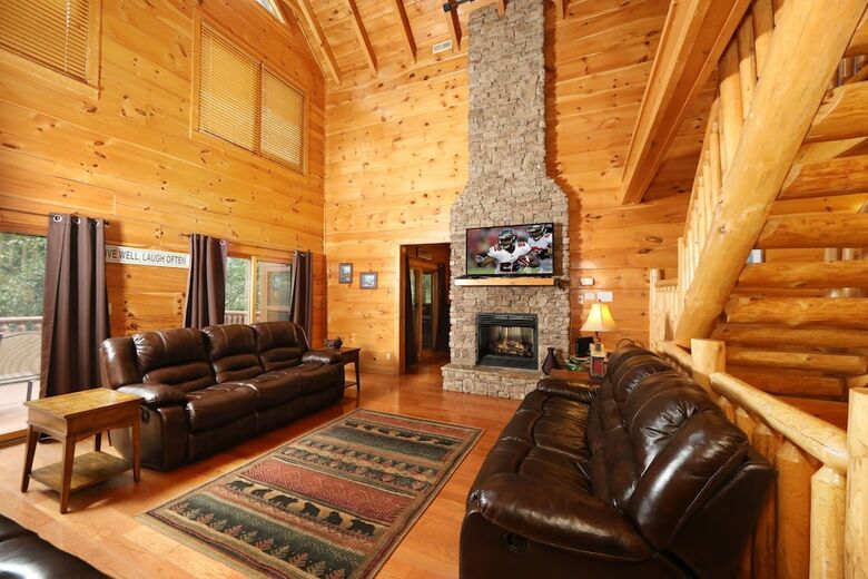 Majestic Manor - Five Bedroom Cabin