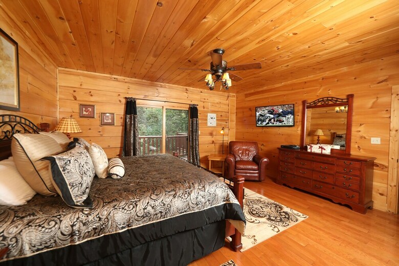 Majestic Manor - Five Bedroom Cabin