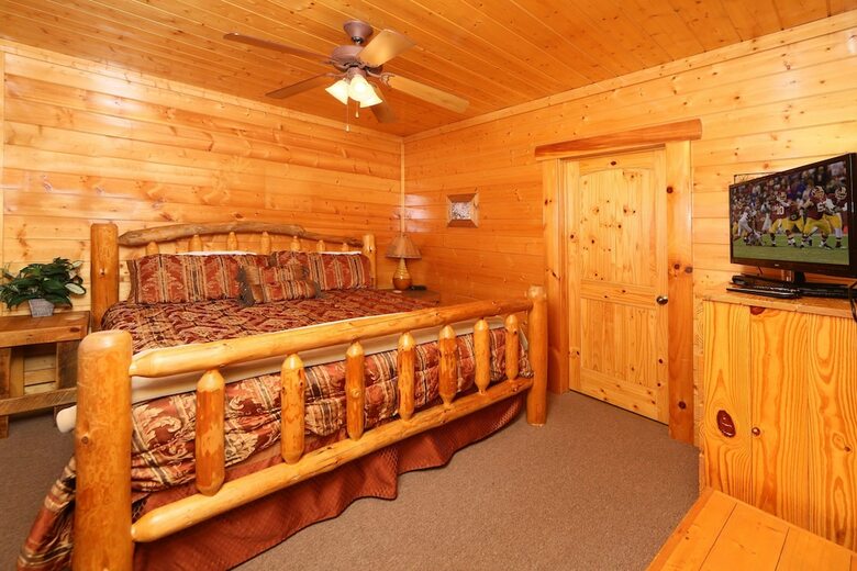 Rising Eagle Lodge - Eight Bedroom Cabin