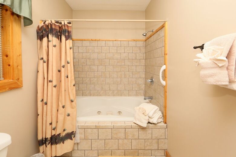 Mountain Shadow Lodge - Six Bedroom Cabin