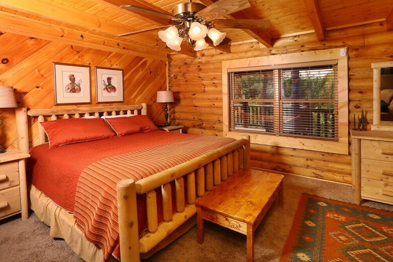 Black Bear Hideaway - Five Bedroom Cabin