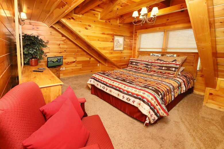 Black Bear Hideaway - Five Bedroom Cabin