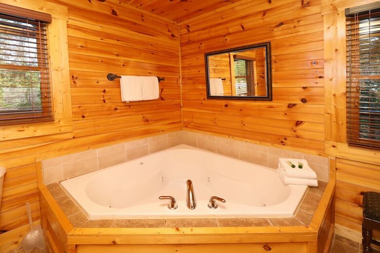 Smoky Bear Manor - Five Bedroom Cabin