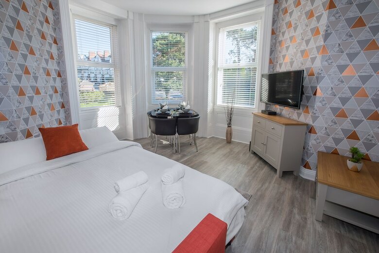Chine Gardens Apartment