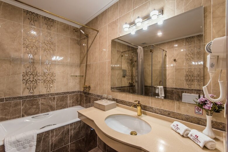 The Royal Mezbon Hotel & Spa