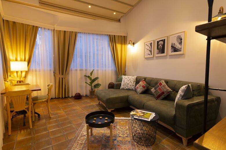Guzi Rooms & Suites