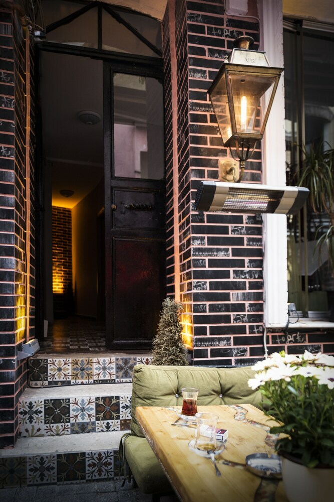 Guzi Rooms & Suites