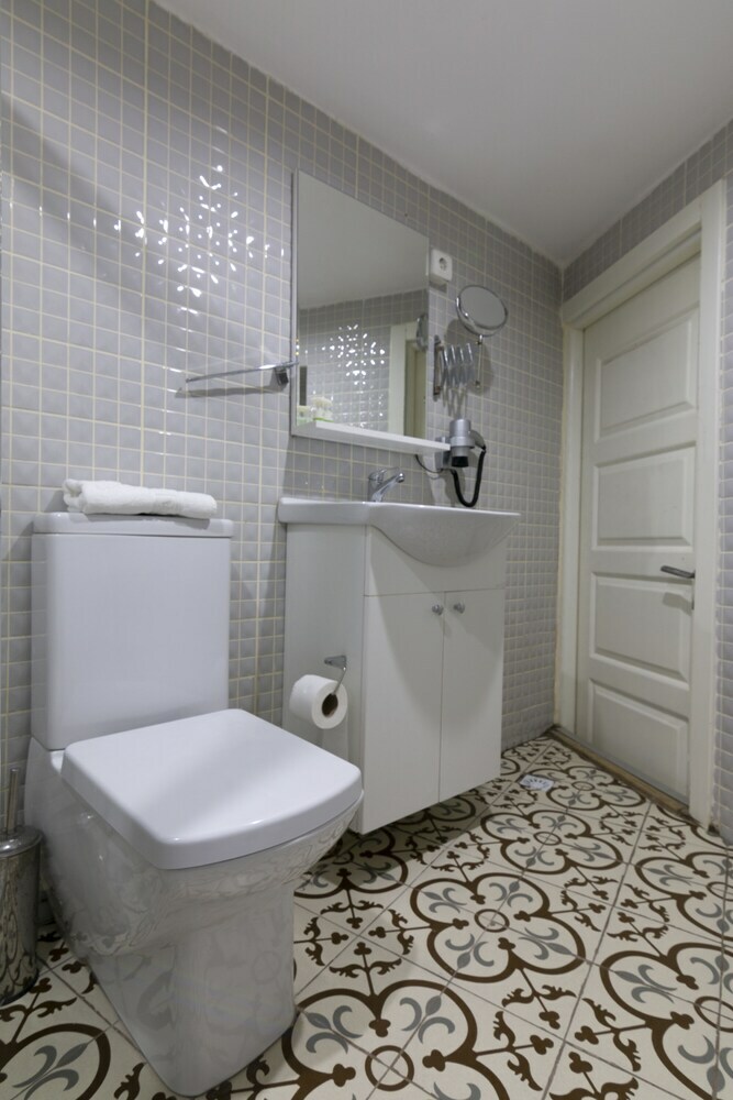 Guzi Rooms & Suites
