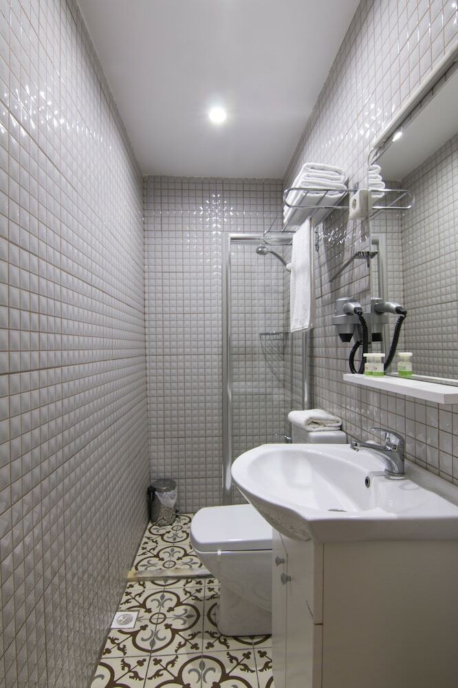 Guzi Rooms & Suites