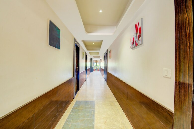 Fabhotel Metro Park