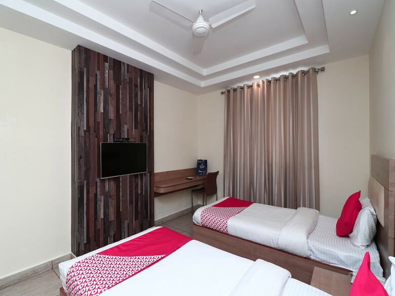 Oyo 4477 City Square Hotel