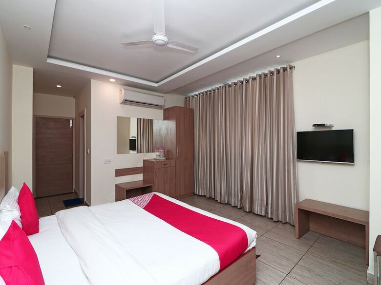 Oyo 4477 City Square Hotel