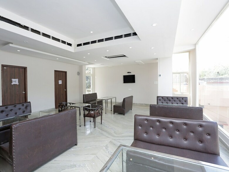 Hotel Capital O 37423 Golden Leaf