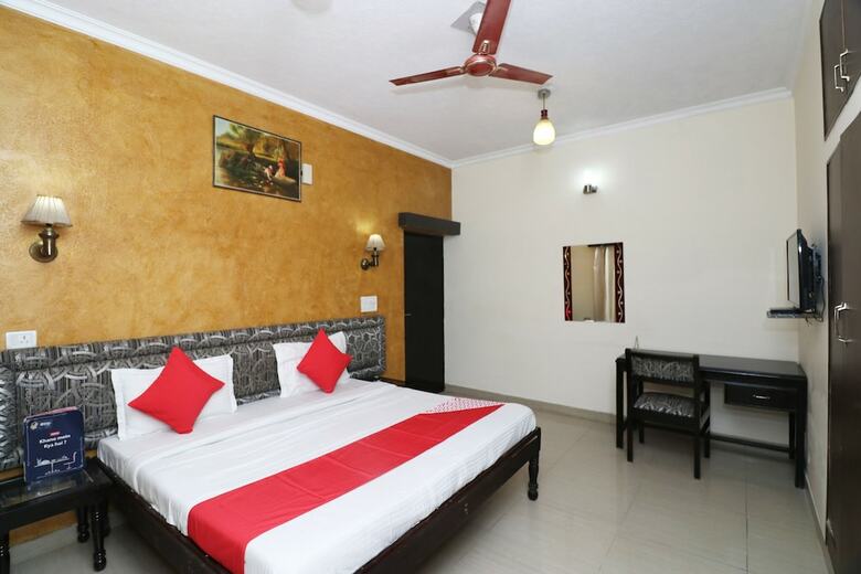Hotel Oyo 24974 Bharat Resort