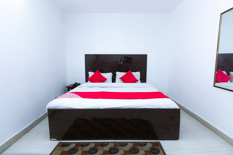 Oyo 8951 Hotel Royal Regency