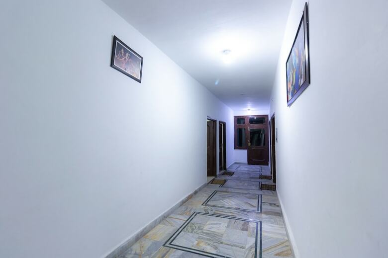 Oyo 8951 Hotel Royal Regency