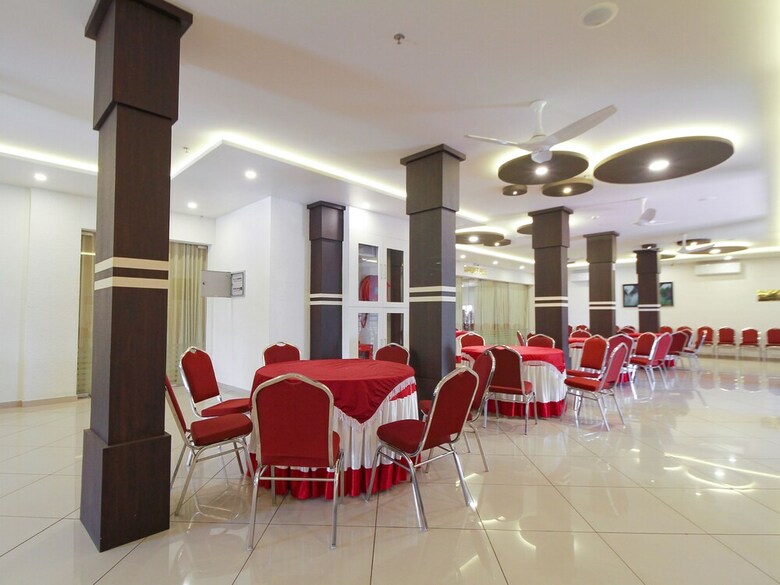 Hotel Capital O 29700 Le Moshe Inn