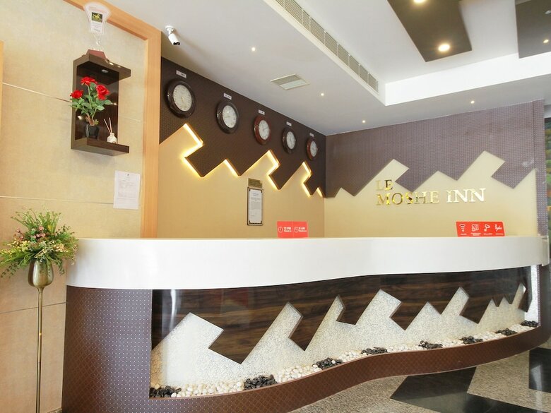 Hotel Capital O 29700 Le Moshe Inn