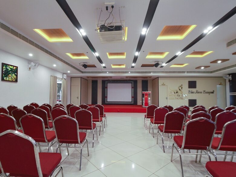 Hotel Capital O 29700 Le Moshe Inn