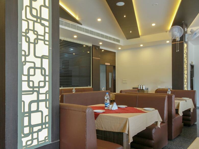 Hotel Capital O 29700 Le Moshe Inn