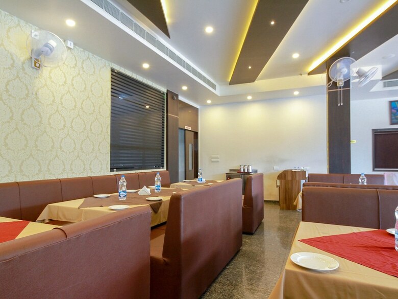 Hotel Capital O 29700 Le Moshe Inn
