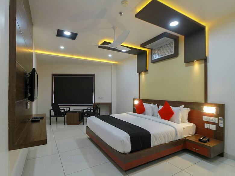 Hotel Capital O 29700 Le Moshe Inn