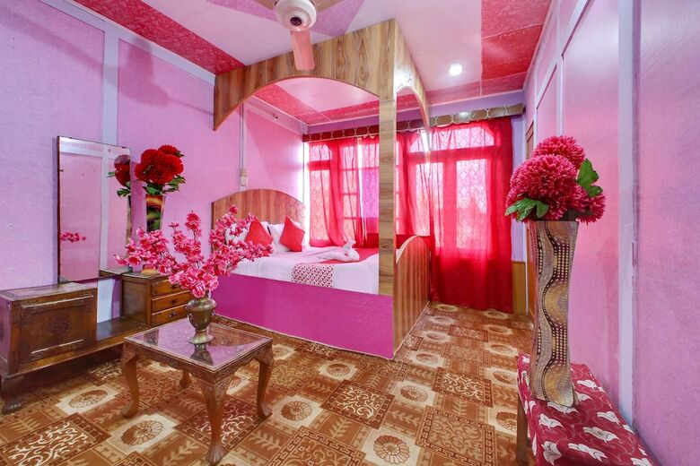 Hotel Oyo 6410 Amina Houseboat