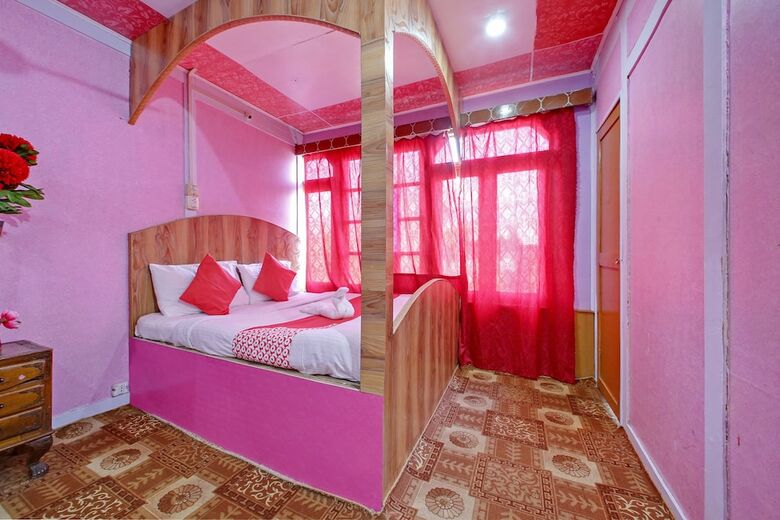 Hotel Oyo 6410 Amina Houseboat