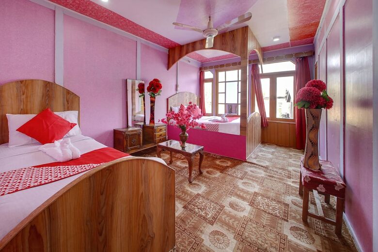 Hotel Oyo 6410 Amina Houseboat