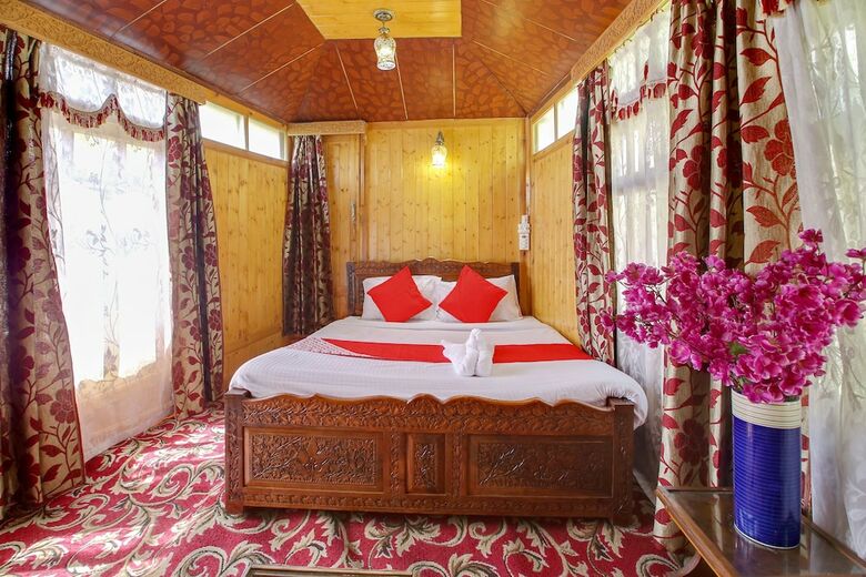 Hotel Oyo 6410 Amina Houseboat