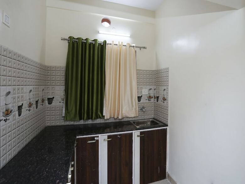 Hotel Oyo 11422 Green Edge Regency
