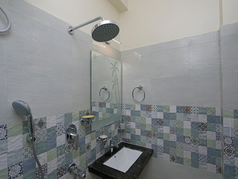 Hotel Oyo 11422 Green Edge Regency